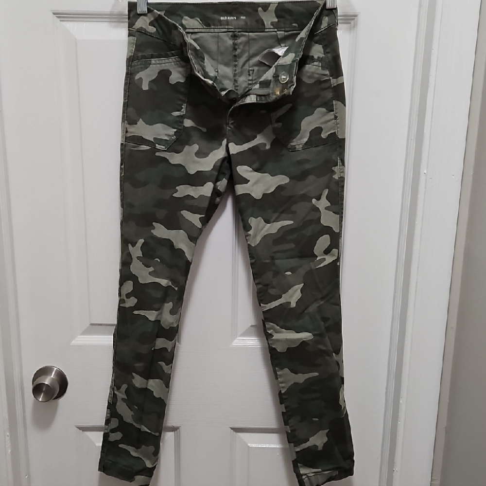 Old Navy Green Camouflage Pixie Pants